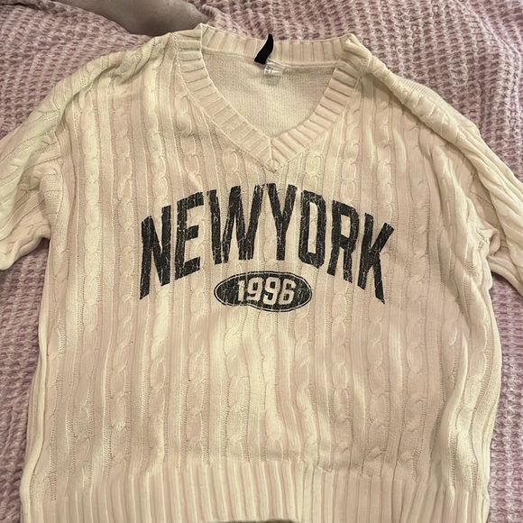 H and M New York Cable Knit Vneck - Picture 2 of 3